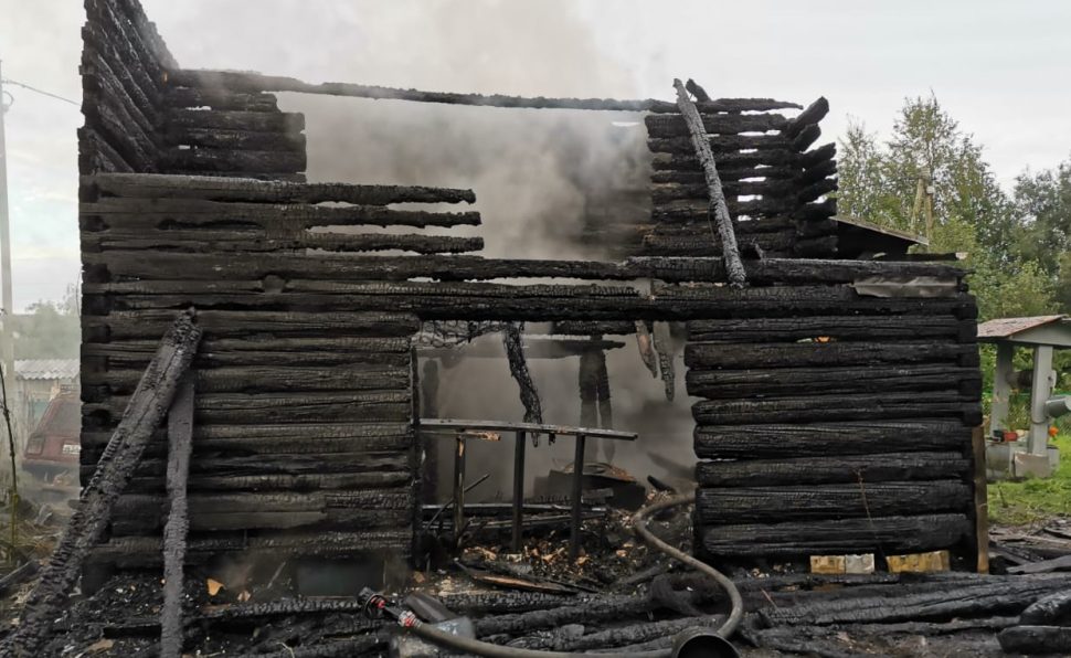 При пожаре в доме под Архангельском погибла семья с двумя детьми